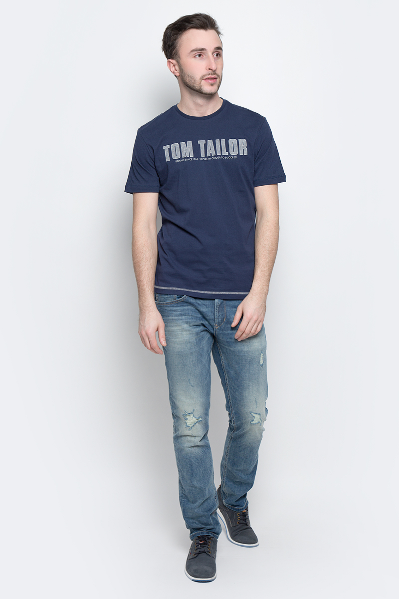 Футболка мужская Tom Tailor, цвет: темно-синий. 1036962.00.10_6740. Размер S (46)1036962.00.10_6740 Футболка мужская Tom Tailor, цвет: темно-синий. 1036962.00.10_6740. Размер S (46)1036962.00.10_6740Стильная мужская футболка Tom Tailor выполнена из натурального хлопка. Материал очень мягкий и приятный на ощупь, обладает высокой воздухопроницаемостью и гигроскопичностью, позволяет коже дышать. Модель прямого кроя с круглым вырезом горловины и короткими рукавами оформлена надписью с названием бренда.Такая модель подарит вам комфорт в течение всего дня и послужит замечательным дополнением к вашему гардеробу.