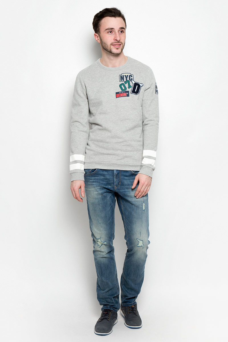 Свитшот мужской Tom Tailor Denim, цвет: серый. 2531006.00.12_2607. Размер S (46)2531006.00.12_2607 Свитшот мужской Tom Tailor Denim, цвет: серый. 2531006.00.12_2607. Размер S (46)2531006.00.12_2607Мужской свитшот Tom Tailor Denim с длинными рукавами и круглым вырезом горловины имеет свободный крой. Свитшот изготовлен из хлопка с добавлением полиэстера. Изнаночная сторона имеет начес.Низ и рукава изделия дополнены широкими эластичными манжетами. Свитшот украшен контрастными полосками на рукавах, небольшим принтом на груди и объемной нашивкой в виде буквы D.