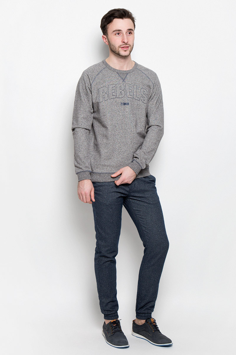 Брюки мужские Tom Tailor Denim, цвет: темно-синий. 6405134.00.12_6576. Размер XL (52)6405134.00.12_6576 Брюки мужские Tom Tailor Denim, цвет: темно-синий. 6405134.00.12_6576. Размер XL (52)6405134.00.12_6576Стильные мужские брюки Tom Tailor Denim выполнены из натурального хлопка.Застегиваются брюки на пуговицу и ширинку на застежке-молнии, дополнительно затягиваются на шнурок. Спереди модель дополнена двумя втачными карманами, а сзади - двумя прорезными карманами. Низ брючин фиксирован на широкие эластичные резинки.