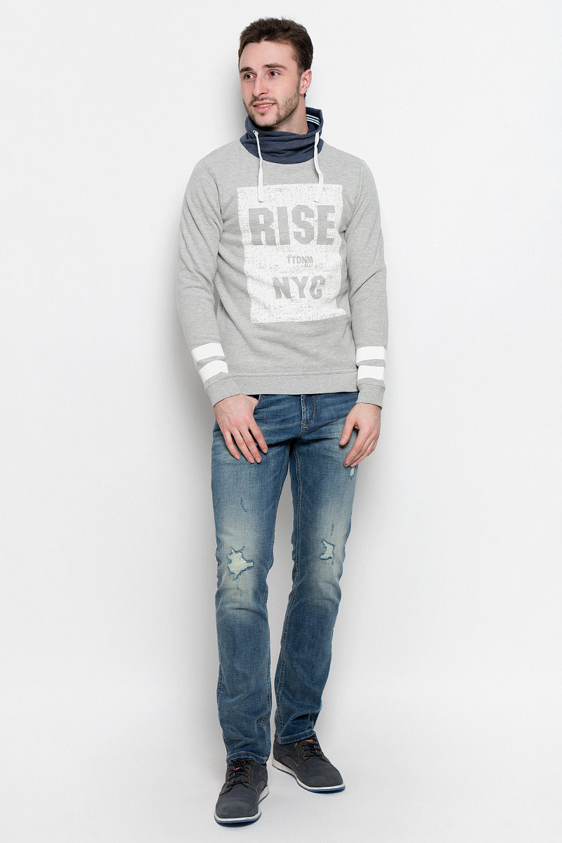 Свитшот мужской Tom Tailor Denim, цвет: серый. 2531007.00.12_2607. Размер M (48)2531007.00.12_2607 Свитшот мужской Tom Tailor Denim, цвет: серый. 2531007.00.12_2607. Размер M (48)2531007.00.12_2607Мужской свитшот Tom Tailor Denim с длинными рукавами и воротником-стойкой имеет свободный крой. Свитшот изготовлен из хлопка с добавлением вискозы. Изнаночная сторона изделия имеет начес. Воротник изделия имеет имитацию запаха спереди, дополнен внутренним шнурком-кулиской. Свитшот украшен принтом с крупной надписью на английском языке.