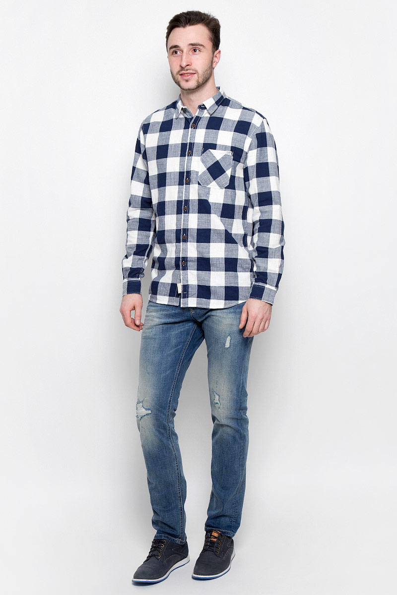 Джинсы мужские Tom Tailor Denim, цвет: синий деним. 6205289.09.12_1073. Размер 30-32 (46-32)6205289.09.12_1073 Джинсы мужские Tom Tailor Denim, цвет: синий деним. 6205289.09.12_1073. Размер 30-32 (46-32)6205289.09.12_1073Стильные мужские джинсы Tom Tailor Denim - джинсы высочайшего качества, которые прекрасно сидят. Модель-слим средней посадки изготовлена из высококачественного эластичного хлопка, не сковывает движения и дарит комфорт.Джинсы на талии застегиваются на металлическую пуговицу и ширинку на молнии, а также имеют в поясе шлевки для ремня. Спереди модель дополнена двумя втачными карманами и одним накладным маленьким кармашком, а сзади - двумя большими накладными карманами. Изделие оформлено эффектом потертости и перманентными складками. Эти модные и в тоже время удобные джинсы помогут вам создать оригинальный современный образ.