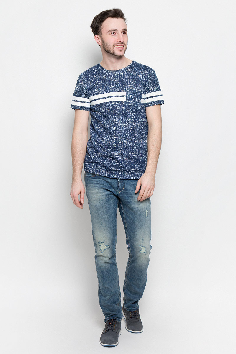 Футболка мужская Tom Tailor Denim, цвет: темно-синий. 1037079.00.12_2132. Размер XXL (54)1037079.00.12_2132 Футболка мужская Tom Tailor Denim, цвет: темно-синий. 1037079.00.12_2132. Размер XXL (54)1037079.00.12_2132Мужская футболка Tom Tailor Denim с короткими рукавами и круглым вырезом горловины выполнена из натурального хлопка. Футболка украшена контрастным принтом с широкими полосками и мелкими штрихами. На груди расположен накладной открытый карман.