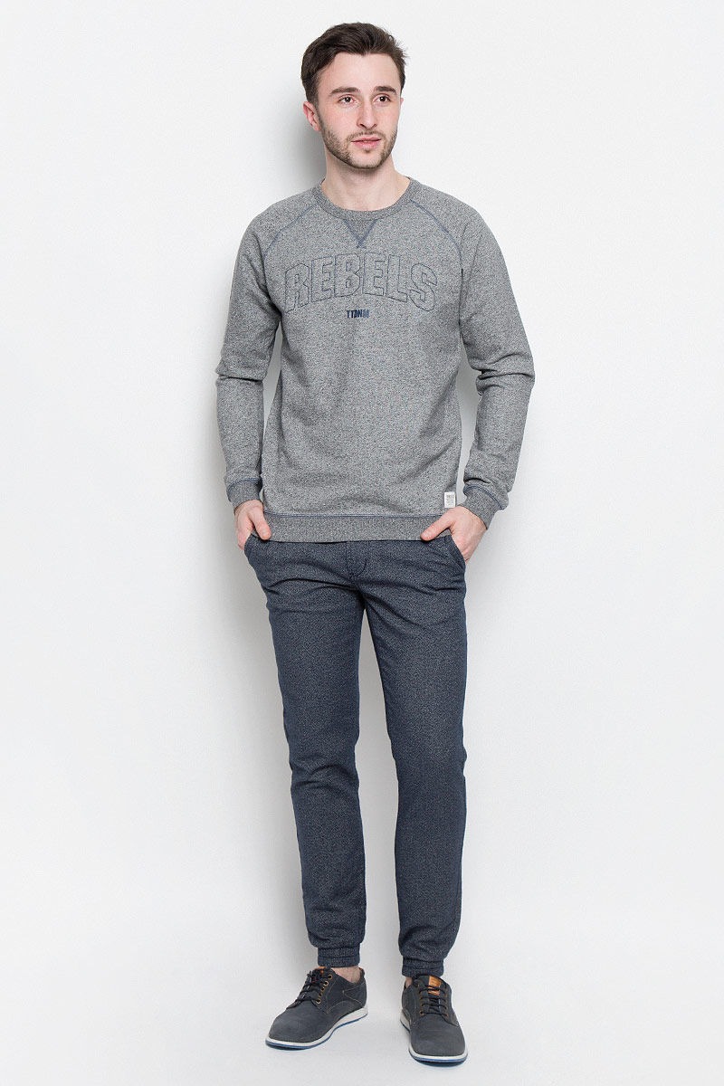 Свитшот мужской Tom Tailor Denim, цвет: серый. 2531009.00.12_2607. Размер XXL (54)2531009.00.12_2607 Свитшот мужской Tom Tailor Denim, цвет: серый. 2531009.00.12_2607. Размер XXL (54)2531009.00.12_2607Мужской свитшот Tom Tailor Denim с длинными рукавами-реглан и круглым вырезом горловины имеет свободный крой. Свитшот изготовлен из натурального хлопка. Модель оформлена объемной надписью Rebels спереди. Горловина, низ и рукава изделия дополнены трикотажными резинками.