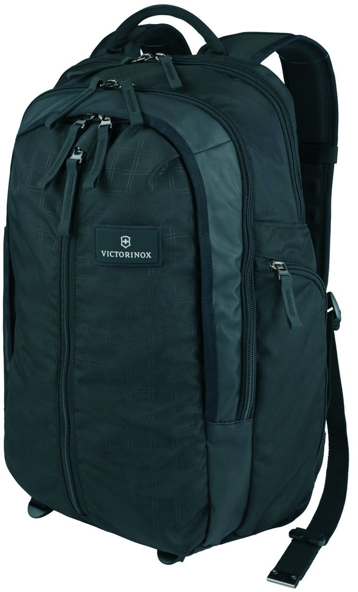 Рюкзак городской Victorinox Altmont 3.0 Vertical-Zip Backpack, цвет: черный, 29 л + ПОДАРОК: нож-брелок Escort32388201 Рюкзак городской Victorinox Altmont 3.0 Vertical-Zip Backpack, цвет: черный, 29 л + ПОДАРОК: нож-брелок Escort32388201Индивидуальность — это то,что отличает вас от любого другого человека,с которым вы сталкиваетесь на улице,в поезде,с которым вы общаетесь в городе.Каждый день вашей жизни — это уникальный опыт,котрый никогда больше не повторится.Коллекция Almont 3.0 создавалась с рачетом на индивидульность. VICTORINOXарт. 32388201ВЕРТИКАЛЬНЫЙ РЮКЗАК С ОТДЕЛЕНИЕМ ДЛЯ НОУТБУКА33x18x49 см1 кг29 л• В этом супер вместительном рюкзаке для ноутбука с несколькими отделениями уместится всё, что нужно для поездок в офис или зал• Внутренняя организационная секция включает в себя сетчатый карман на молнии по всей длине, двойные карманы для хранения, кармашки для ручек и карабин для ключей• Внешняя организационная секция включает в себя вертикальный передний карман на молнии и многофункциональные боковые растягивающиеся карманы на молнии
