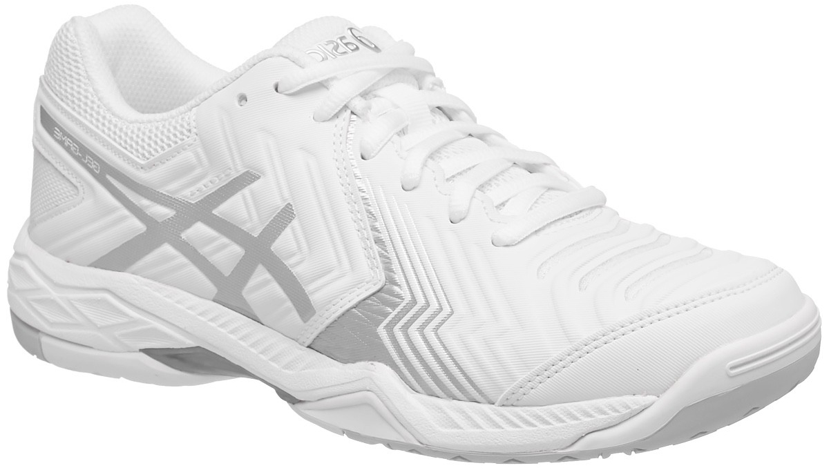Кроссовки для тенниса женские Asics Gel-Game 6, цвет: белый, серебристый. E755Y-0193. Размер 5H (34,5)E755Y-0193 Кроссовки для тенниса женские Asics Gel-Game 6, цвет: белый, серебристый. E755Y-0193. Размер 5H (34,5)E755Y-0193С теннисными кроссовками Asics Gel-Game 6 вы неприкосновенны. Это исключительные женские теннисные кроссовки среднего класса, разработанные специально для тех теннисистов, которым необходима прочность и надежное сцепление с поверхностью. Эти кроссовки позволят хорошо зафиксировать ступню и контролировать ход игры с задней части корта. Поэтому, когда нужно совершить рывок для укороченного удара, вы не почувствуете дискомфорта, ведь усиленная амортизация позволяет легко поворачиваться на внешней поверхности подошвы и быстро изменять направление при возвращении. У подошвы кроссовок Asics Gel-Game 6 однородная резиновая поверхность, которая с легкостью выдерживает воздействие грубых материалов покрытия хард.