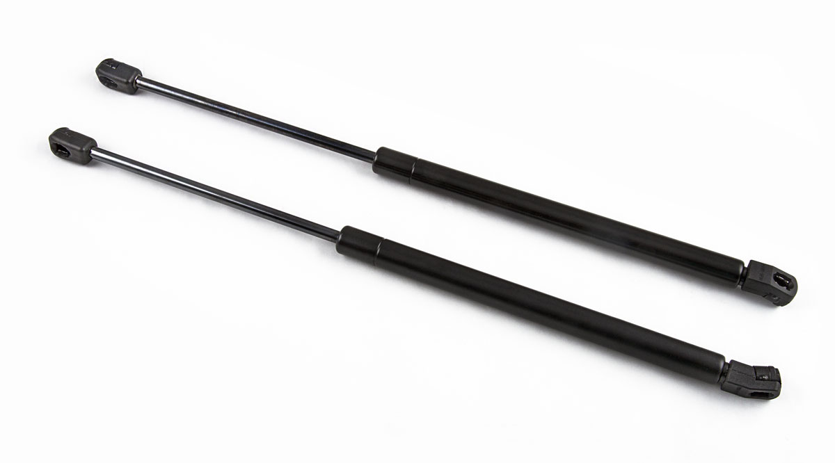 Амортизатор капота Atlant-Engineering, для Nissan Qashqai 2007-2013, 2 штKU-NI-QK00-00 Амортизатор капота Atlant-Engineering, для Nissan Qashqai 2007-2013, 2 штKU-NI-QK00-00Любому автовладельцу знакома ситуация, когда нужно срочно долить жидкости в омывательный бачок, а руки пачкать не хочется, не говоря уже об одежде, ведь полы пальто, пиджака, куртки и т.п. обычно пачкаются о переднюю часть автомобиля, когда вы наклоняетесь через моторный отсек, чтобы зафиксировать капот штатным упором кочергой. Представьте себе, если при этом еще темно, сверху дождь, снег и прочие небесные хляби, а еще ведь надо точно попасть в отверстие, приложив немалое усилие на подъем и поддержку капота.Установленные газовые упоры капота снимают эту проблему. Легким движением руки капот сам поднимается до верхнего положения плавным доводчиком. После чего для проведения любой операции вам больше не мешает штатный держатель капота, перед вами открывается доступ с любой точки к любой заливной горловине. Чуть менее легким движением руки, капот плавно закрывается. К тому же, этот дополнительный элемент, установленный в штатные места подкапотного пространства без сверления мест под установку, наделяет ваш автомобиль статусом и комфортом более дорогих и престижных иномарок.Упоры капота- Не требуют дополнительной подготовки для установки.- Устанавливаются в штатные технологические отверстия.- Стабильная работа в любых климатических условиях.- Высота подъема крышки капота соответствует заложенной производителем автомобиля.