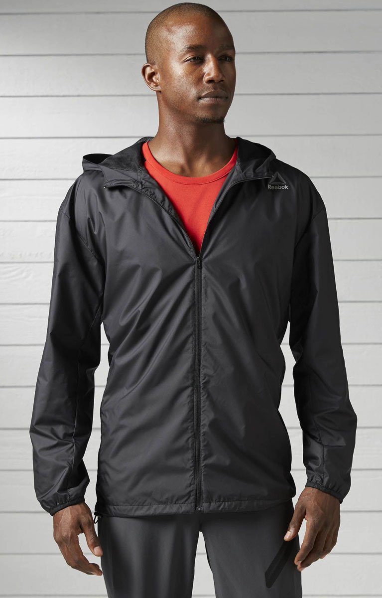Ветровка для фитнеса мужская Reebok Wor Wv Jacket, цвет: черный. BK3111. Размер S (44/46)BK3111 Ветровка для фитнеса мужская Reebok Wor Wv Jacket, цвет: черный. BK3111. Размер S (44/46)BK3111Мужская ветровка для фитнеса Reebok Wor Wv Jacket выполнена из 100% полиэстера. Модель с несъемным капюшоном по всей длине застегивается на застежку-молнию. По бокам изделие дополнено карманами на застежках-молниях. Капюшон и низ изделия регулируется при помощи эластичного шнурка со стопперами. Легкая и эффектная ветровка отлично сохраняет тепло, а технология Speedwick отводит влагу с поверхности тела для комфортной тренировки или пробежки. Модель оснащена светоотражающими элементами.