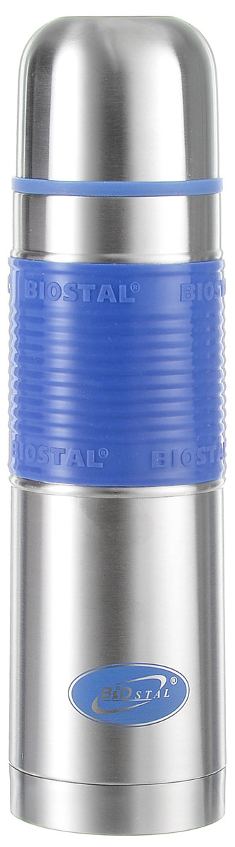 Термос Biostal Flёr, цвет: стальной, синий, 500 млNB-500P-B Термос Biostal Flёr, цвет: стальной, синий, 500 млNB-500P-BТермос с узким горлом Biostal Flёr, изготовленный из высококачественной нержавеющей стали, имеет удобную цветную силиконовую вставку. Такой термос прост в использовании, экономичен и многофункционален. Термос предназначен для хранения горячих и холодных напитков (чая, кофе) и укомплектован пробкой с кнопкой. Такая пробка удобна в использовании и позволяет, не отвинчивая ее, наливать напитки после простого нажатия. Изделие также оснащено крышкой-чашкой. Легкий и прочный термос Biostal Flёr сохранит ваши напитки горячими или холодными надолго. Высота термоса (с учетом крышки): 24.5 см.Диаметр горлышка: 4,5 см.