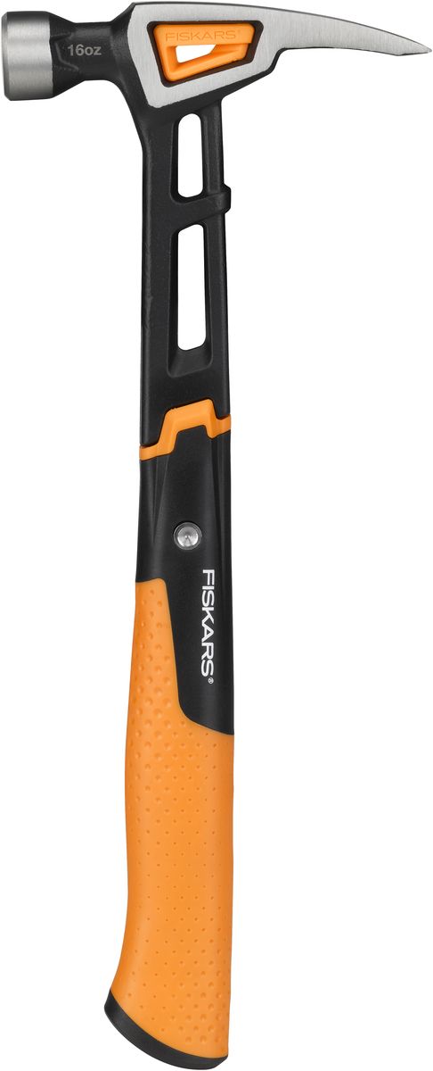 Молоток столярный Fiskars, 455 г1020213 Молоток столярный Fiskars, 455 г1020213Молоток Fiskars оснащен уникальной системой поглощения удара и вибрации: в рукоятке находятся изолирующая втулка, которая прерывает вибрацию и стальной стержень, который увеличивает прочность рукояти и снижает колебания. При ударе отдача на кисть руки и плечо снижается на 70%. Инструмент идеально сбалансирован. Ручка с нескользящим амортизационным покрытием SoftGrip. Эргономичная форма рукояти обеспечивает полный контроль при работе. Окончание рукояти крючкообразной формы помогает в фиксации молотка при замахе. Рабочая часть изготовлена из термообработанной кованой стали с нержавеющим покрытием. Гвоздодер.Вес: 455 г.Длина молотка: 34 см.