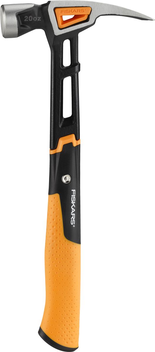 Молоток столярный Fiskars, 567 г1020214 Молоток столярный Fiskars, 567 г1020214Молоток Fiskars оснащен уникальной системой поглощения удара и вибрации: в рукоятке находятся изолирующая втулка, которая прерывает вибрацию и стальной стержень, который увеличивает прочность рукояти и снижает колебания. При ударе отдача на кисть руки и плечо снижается на 70%. Инструмент идеально сбалансирован. Ручка с нескользящим амортизационным покрытием SoftGrip. Эргономичная форма рукояти обеспечивает полный контроль при работе. Окончание рукояти крючкообразной формы помогает в фиксации молотка при замахе. Рабочая часть изготовлена из термообработанной кованой стали с нержавеющим покрытием. Гвоздодер.Вес бойка: 567 г.Длина рукояти: 34 см.