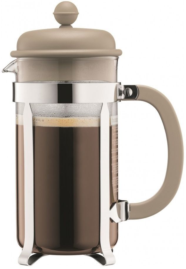 Кофейник с прессом Bodum Caffettiera, цвет: песочный, 1 л. A1918-133-Y16A1918-133-Y16 Кофейник с прессом Bodum Caffettiera, цвет: песочный, 1 л. A1918-133-Y16A1918-133-Y16Кофейник Bodum Caffettiera изготовлен из высококачественного стекла и оснащен фильтром french press из нержавеющей стали, который позволяет легко и просто приготовить отличный напиток. Кофейник оснащен удобной пластиковой ручкой, что исключает его выскальзывание из руки и помещен в оправу из пластика, которая эффективно защищает стекло. Настоящим ценителям натурального кофе широко известны основные и наиболее часто применяемые способы его приготовления: эспрессо, по-турецки, гейзерный. Однако существует принципиально иной способ, известный как french press, благодаря которому приготовление ароматного напитка стало гораздо проще.
