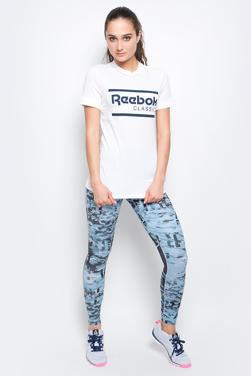 Футболка женская Reebok F Iconic Reebok Gr Tee, цвет: белый. BK4144. Размер S (42/44)BK4144 Футболка женская Reebok F Iconic Reebok Gr Tee, цвет: белый. BK4144. Размер S (42/44)BK4144Футболка с облегающим кроем F Iconic Reebok Gr Tee от Reebok выполнена из одинарного хлопчатого джерси. У модели удлиненный прямой силуэт. Круглый ворот и стандартные рукава дополнены оригинальной окантовкой в рубчик. На груди у изделия стильный принт.