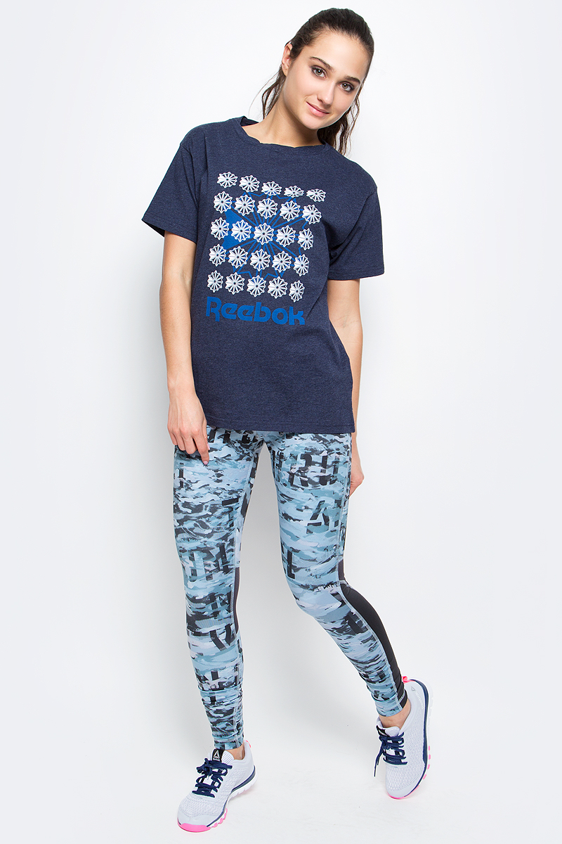 Футболка женcкая Reebok F Big Starcrest Gr Tee, цвет: темно-серый, синий, белый. BK4032. Размер M (46/48)BK4032 Футболка женcкая Reebok F Big Starcrest Gr Tee, цвет: темно-серый, синий, белый. BK4032. Размер M (46/48)BK4032Футболка F Big Starcrest Gr Tee от Reebok выполнена одинарного хлопчатого джерси. У модели свободный крой, классический прямой подол и круглый ворот с перекрученным краем. Спереди изделие декорировано ярким принтом и логотипом бренда. Использование органического хлопка экономит водные и энергетические ресурсы, уменьшает количество химикатов.