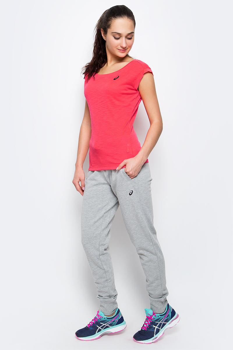 Футболка для фитнеса женская Asics Layering Top, цвет: ярко-розовый. 136042-0688. Размер S (42/44)136042-0688 Футболка для фитнеса женская Asics Layering Top, цвет: ярко-розовый. 136042-0688. Размер S (42/44)136042-0688Женская футболка Asics Layering Top выполнена из полиэстера с добавлением вискозы. Модель с короткими цельнокроеными рукавами и круглым вырезом горловины.Спереди футболка дополнена логотипом бренда. Технология Motion Dry позволяет выводить влагу, оставляя тело сухим и сохраняя его оптимальный температурный режим.