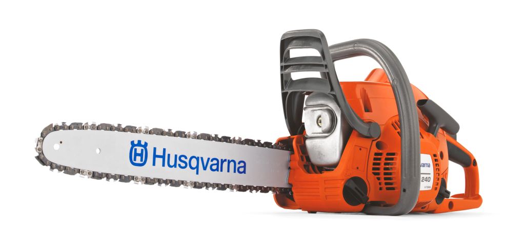 Бензопила Husqvarna 2409673260-01 Бензопила Husqvarna 2409673260-01Бензопила Husqvarna 240 это следующая после Husqvarna 236 бензопила в линейке пил выпускаемых шведской компанией. Отличается она от 236-ой Хускварны чуть большей мощностью и шиной 16? напротив 14?. Бензопила Husqvarna 240 выпускается с двигателем X-Torq, который позволяет экономить топливо до 25% и значительно снижает вредные выбросы в атмосферу. Причем, я сам проверил расход топлива у 137 Хускварны и 240-й- на одном баке 240-я делает большее количество резов. В отличие от главного конкурента — бензопил Stihl пилы Husqvarna оснащены праймером (насосом для подкачки топлива) для упрощения запуска. Но на практике это не сильно влияет на процесс запуска бензопилы.