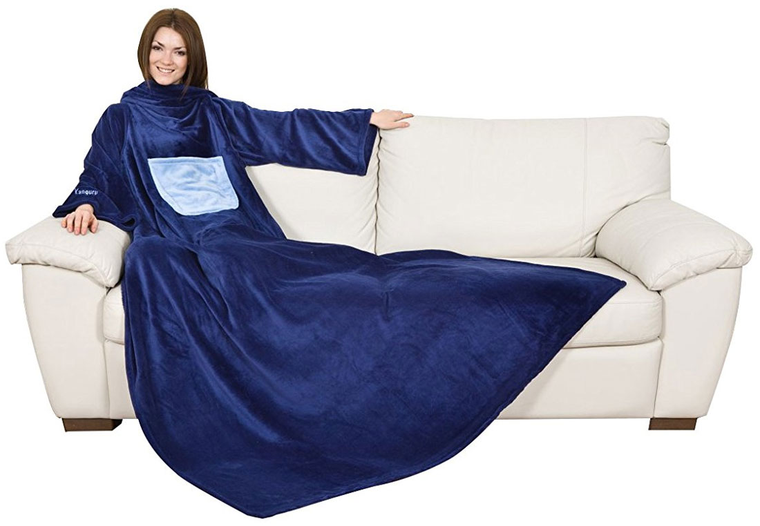 Плед Kanguru Midnight Deluxe с рукавами и карманом, 140х 210 см1092 Плед Kanguru Midnight Deluxe с рукавами и карманом, 140х 210 см1092Плед Kanguru Midnight Deluxe, выполненный из мягкого приятного на ощупь полиэстера синего цвета, оснащен рукавами и карманом. Изделие надолго сохраняет тепло, а рукава дают возможность свободно использовать ваши руки, чтобы прочитать книгу, выпить горячий чай, поговорить по телефону или поработать за ноутбуком. Такой плед можно использовать не только дома, но и в автомобиле, офисе, в путешествии и даже на улице. Спереди имеется большой карман, что позволяет хранить рядом телефон, пульт от телевизора и многое другое. Такой плед станет оригинальным подарком, а яркая расцветка и практичный дизайн непременно порадуют получателя. Подходит для всех размеров.