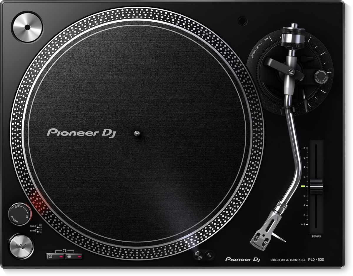 Pioneer PLX-500-K проигрыватель виниловых дисков404601 Pioneer PLX-500-K проигрыватель виниловых дисков404601Базируясь на многолетнем опыте Pioneer, PLX-500 унаследовал от профессиональной модели PLX-1000 расположение компонентов и органов управления, а так же теплое и чистое аналоговое звучание. Мотор с высоким крутящим моментом идеален для скретча. Проигрыватель поставляется в полном комплекте, включая картридж, иглу и слипмат.С помощью USB выхода можно делать высококачественные цифровые копии вашей коллекции винила в бесплатное программное приложение rekordbox. В комбинации с совместимым микшером DJM и диском таймкода RB-VS1-K Control Vinyl можно использовать PLX-500 и пакет rekordbox dvs Plus Pack для воспроизведения и цифровых файлов и скретча.Pioneer PLX-500 идеально подходит как для микширования, так и для игры в стиле скретч. Его так же можно использовать совместно с пакетом rekordbox dvs Plus Pack для проигрывания цифровых файлов.Встроенный USB выход позволяет производить оцифровку виниловых пластинок в WAV файлы высокого разрешения путем простого подсоединения PLX-500 к ПК или Mac.Поскольку в крышку проигрывателя встроена подставка для конвертов, можно слушать пластинку и любоваться дизайном издания.Двигатель: 3-фазный / двигатель постоянного тока бесщеточныйЭлектронный тормозУгол погрешности трэкинга: 3°Диапазон регулировки высоты: 6 ммВес картриджа: 9,5 г
