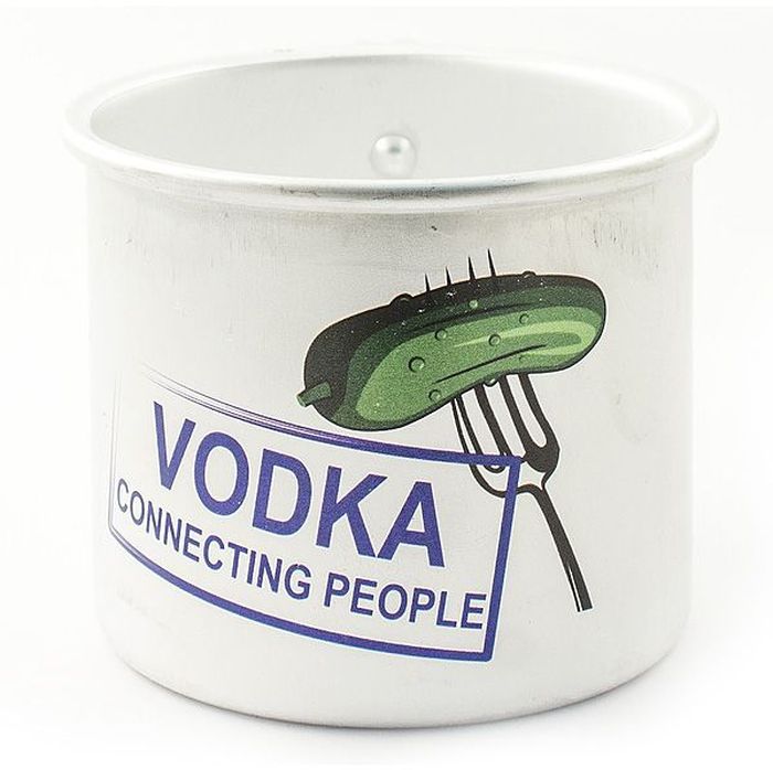 Кружка Эврика Vodka, 500 мл97950 Кружка Эврика Vodka, 500 мл97950Оригинальная кружка Эврика Vodka выполнена из алюминия и оформлена изображением огурца на вилке и надписью Vodka Connecting People.Изделие упаковано в коробку из крафт-картона особой формы с окошком.Кружка сочетает в себе оригинальный дизайн и функциональность.Объем кружки: 500 мл.