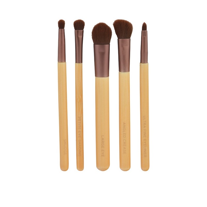EcoTools Набор кистей для макияжа Essential Eye Set1227М EcoTools Набор кистей для макияжа Essential Eye Set1227МСостав набора: большая кисть для век, угловая кисть, коническая кисть, маленькая затеняющая кисть, кисть для подводки, дорожную косметичку на молнииОдним из главных секретов создания профессионального мейкапа являются правильно подобранные кисти. Превосходный набор кистей для макияжа производства французской компании EcoTools поможет подчеркнуть красоту ваших глаз и создать фантастический образ. Набор включает в себя пять экологически чистых, мягких, плотно набитых, многофункциональных кисточек, изготовленных из искусственного эластичного ворса, который позволяет превосходно набирать и наносить косметику, не вызывая какой-либо дискомфорт в процессе использования.В комплект входит крупная кисть для хайлайтера и базы, скошенная кисточка для выделения складки века, кисть для нанесения и растушевки теней, кисточку для прорисовки уголков глаз, и также для нанесения и растушевки карандаша. Рукоятки кисточек выполнены из бамбука, комфортно помещаются в руке, наконечник выполнен из прочного алюминия, который гарантирует изделию прочность и долговечность. Набор кисточек порадует высоким качеством, функциональностью, и станет вашим незаменимым помощником в создании фантастического образа.