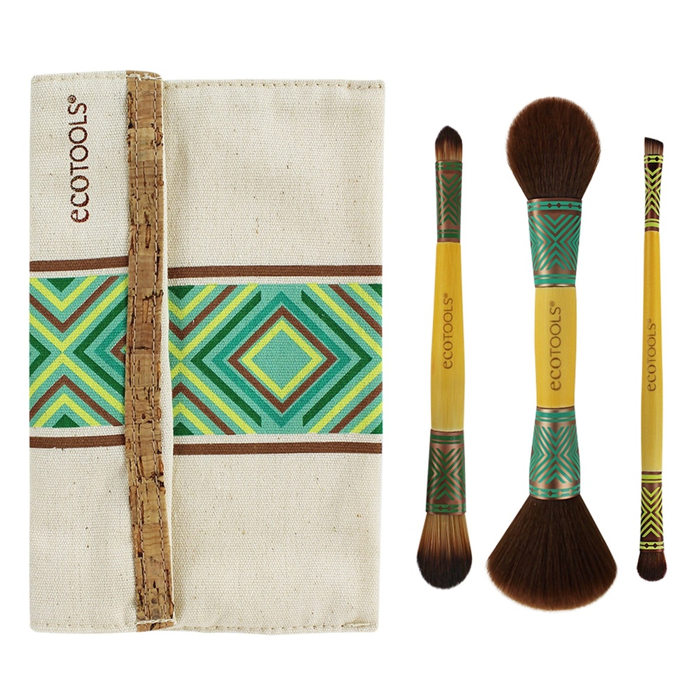 EcoTools Набор двусторонних кистей для макияжа Boho Luxe Duo Brush Set1304М EcoTools Набор двусторонних кистей для макияжа Boho Luxe Duo Brush Set1304МНабор из 3-х двусторонних кистей и стильной косметички в стиле бохо. Невероятно мягкий ворс, бамбуковые ручки. 3 двусторонние кисти для воплощения любимого макияжа: -дуо кисть для тона и консилера; -дуо кисть для пудры и румян; -дуо кисть для теней и скошенная для подводки и бровей. Рекомендации по применению: 1) Создайте идеальную основу кистью для тона; 2) Замаскируйте недостатки кистью для консилера; 3) Припудрите лицо кистью для пудры; 4) Нанесите румяна на яблочки щек кистью для румян; 5) Нанесите ваши любимые тени кистью для теней; 6) Подчеркните скошенной кистью линию роста ресниц и/или подведите брови. BoHo Luxe Duo Brush Set - прекрасный макияж где бы Вы ни были. Материал: искусственный ворс - таклон (не вызывают аллергии, гигиеничен), алюминиевые наконечники и бамбуковые ручки. Кисти отлично моются, быстро сохнут и не теряют свою форму.