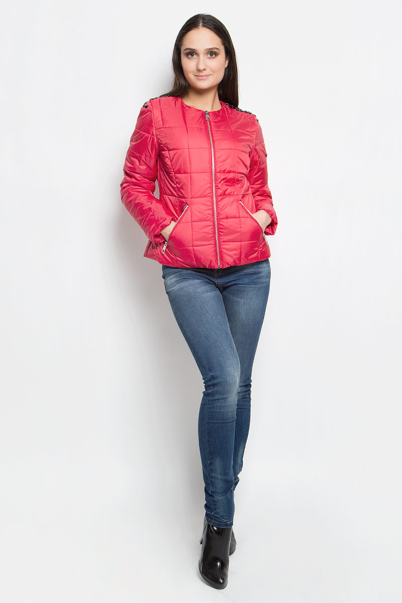 Куртка женская Baon, цвет: красный. B037018. Размер M (46)B037018_Barberry Куртка женская Baon, цвет: красный. B037018. Размер M (46)B037018_BarberryЖенская куртка Baon выполнена из высококачественного полиэстера. Куртка с круглым вырезом горловины и длинными рукавами застегивается на удобную застежку-молнию спереди.Спереди расположены два втачных кармана на застежках-молниях. Куртка оформлена стеганым узором и украшена крупными стразами на плечах.