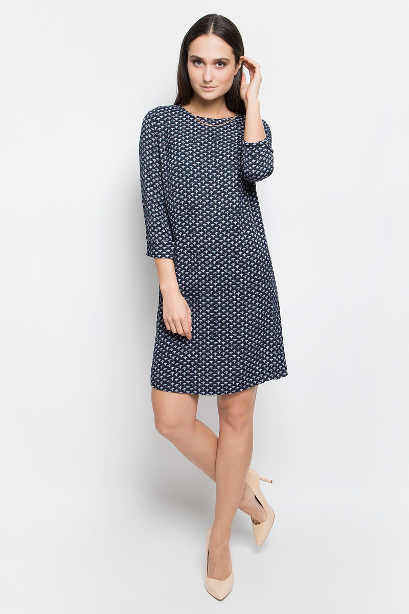 Платье Baon, цвет: темно-синий. B457022. Размер M (46)B457022_Dark Navy Printed Платье Baon, цвет: темно-синий. B457022. Размер M (46)B457022_Dark Navy PrintedПлатье Baon выполнено из 100% вискозы. Модель средней длины с рукавами длиной 3/4 имеет круглый вырез горловины. Платье застегивается на застежку-молнию на спинке. Манжеты рукавов изделия украшены декоративными пуговицами, у горловины платье дополнено несъемной декоративной металлической цепочкой. Модель оформлена контрастным цветочным принтом.