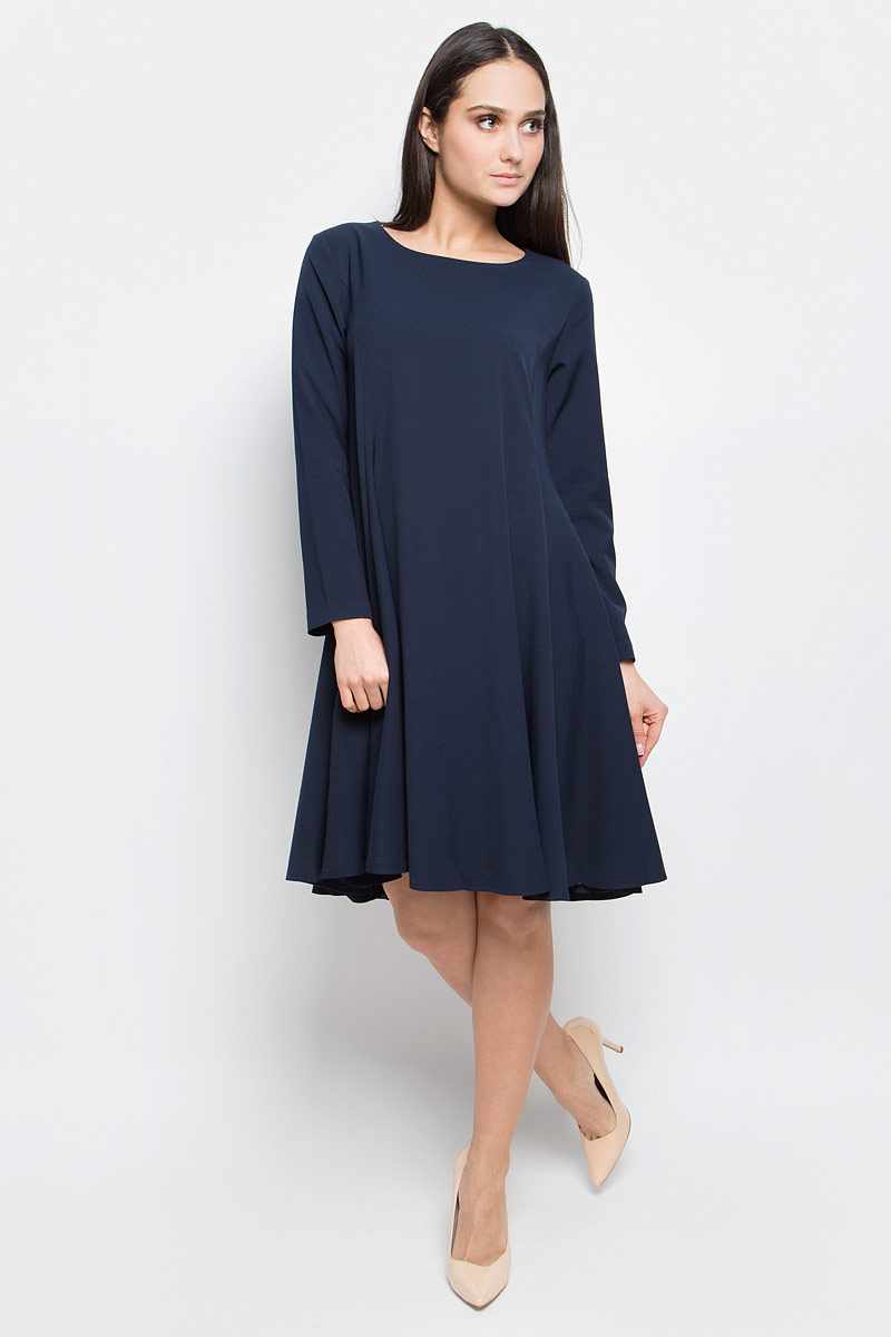 Платье Baon, цвет: темно-синий. B457064. Размер S (44)B457064_Dark Navy Платье Baon, цвет: темно-синий. B457064. Размер S (44)B457064_Dark NavyПлатье Baon средней длины выполнено из эластичной ткани. Модель с круглым вырезом горловины и стандартными длинными рукавами. Изделие застёгивается на застежку-молнию на спине. Задняя часть юбки слегка удлинена.