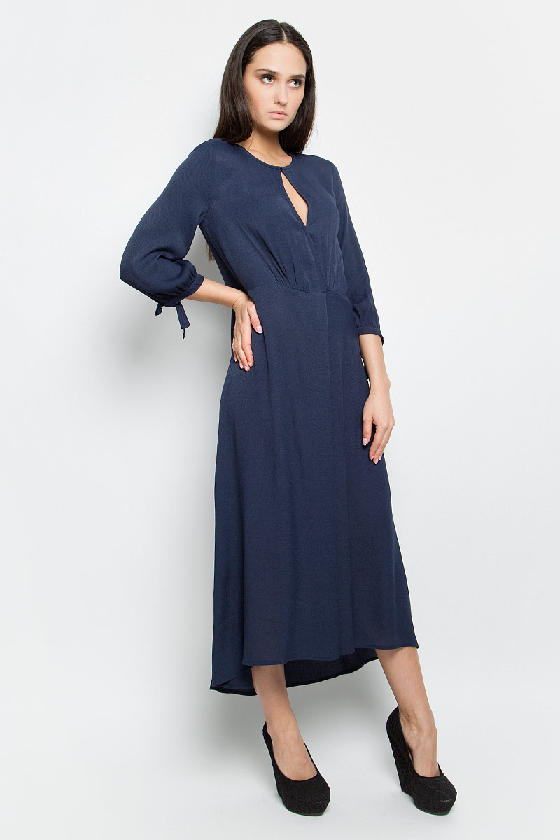 Платье Baon, цвет: темно-синий. B457003. Размер M (46)B457003_Dark Navy Платье Baon, цвет: темно-синий. B457003. Размер M (46)B457003_Dark NavyПлатье Baon выполнено из 100% вискозы. Удлиненная модель с рукавами 3/4 имеет круглый вырез горловины. Платье застегивается на металлический крючок спереди и застежку-молнию сбоку, имеет овальный вырез под горловиной, а также небольшой запах на кнопке. Манжеты рукавов дополнены завязками.