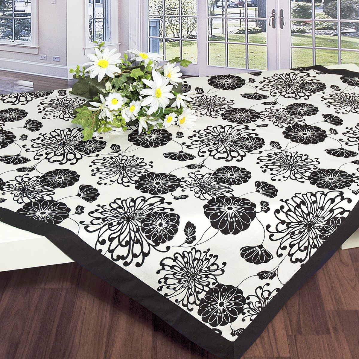 Скатерть Schaefer, квадратная, цвет: черный, белый, 85 x 85 см. 06135-10006135-100 Скатерть Schaefer, квадратная, цвет: черный, белый, 85 x 85 см. 06135-10006135-100Стильная скатерть Schaefer выполнена из полиэстера и хлопка.Изделия из полиэстера легко стирать: они не мнутся, не садятся и быстро сохнут, они более долговечны, чем изделия из натуральных волокон.Немецкая компания Schaefer создана в 1921 году. На протяжении всего времени существования она создает уникальные коллекции домашнего текстиля для гостиных, спален, кухонь и ванных комнат. Дизайнерские идеи немецких художников компании Schaefer воплощаются в текстильных изделиях, которые сделают ваш дом красивее и уютнее и не останутся незамеченными вашими гостями. Дарите себе и близким красоту каждый день!