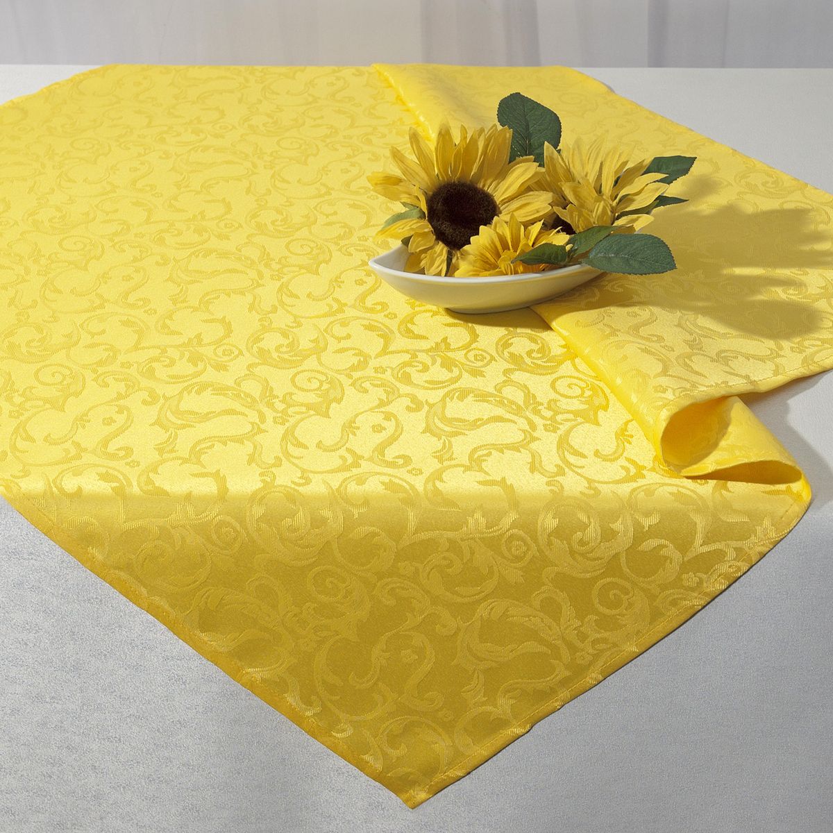 Скатерть Schaefer, квадратная, цвет: желтый, 85 x 85 см. 07433-10007433-100 Скатерть Schaefer, квадратная, цвет: желтый, 85 x 85 см. 07433-10007433-100Стильная скатерть Schaefer выполнена из полиэстера.Изделия из полиэстера легко стирать: они не мнутся, не садятся и быстро сохнут, они более долговечны, чем изделия из натуральных волокон.Немецкая компания Schaefer создана в 1921 году. На протяжении всего времени существования она создает уникальные коллекции домашнего текстиля для гостиных, спален, кухонь и ванных комнат. Дизайнерские идеи немецких художников компании Schaefer воплощаются в текстильных изделиях, которые сделают ваш дом красивее и уютнее и не останутся незамеченными вашими гостями. Дарите себе и близким красоту каждый день!