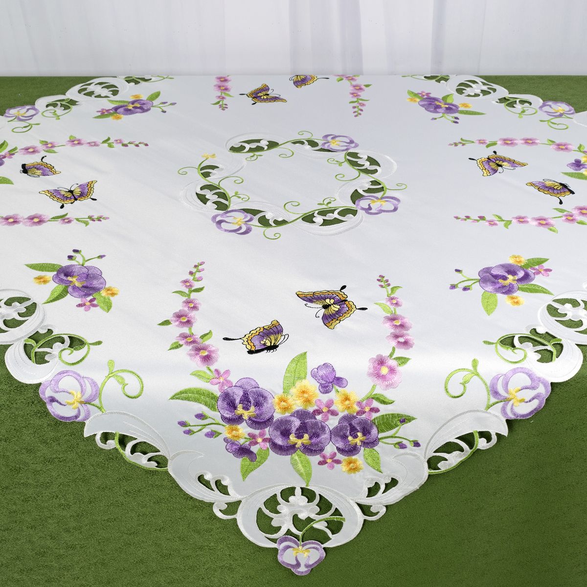 Скатерть Schaefer, квадратная, цвет: белый, 85 x 85 см. 07745-10007745-100 Скатерть Schaefer, квадратная, цвет: белый, 85 x 85 см. 07745-10007745-100Стильная скатерть Schaefer, выполненная из полиэстера, украшена вышивкой. Вышивка дает эффект объема за счет направления стежков при вышивании.Изделия из полиэстера легко стирать: они не мнутся, не садятся и быстро сохнут, они более долговечны, чем изделия из натуральных волокон.Немецкая компания Schaefer создана в 1921 году. На протяжении всего времени существования она создает уникальные коллекции домашнего текстиля для гостиных, спален, кухонь и ванных комнат. Дизайнерские идеи немецких художников компании Schaefer воплощаются в текстильных изделиях, которые сделают ваш дом красивее и уютнее и не останутся незамеченными вашими гостями. Дарите себе и близким красоту каждый день!