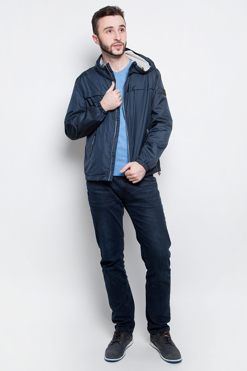Ветровка мужская Baon, цвет: темно-синий. B607003. Размер XXL (54)B607003_Deep Navy Ветровка мужская Baon, цвет: темно-синий. B607003. Размер XXL (54)B607003_Deep NavyМужская ветровка Baon c длинными рукавами и несъемным капюшоном выполнена из прочного полиэстера и имеет сетчатую подкладку. Модель застегивается на застежку-молнию спереди. Изделие имеет два втачных кармана на застежках-молниях спереди и внутренний накладной карман на пуговице. Манжеты рукавов дополнены эластичными резинками. Объем капюшона и низа ветровки регулируется при помощи шнурков-кулисок.