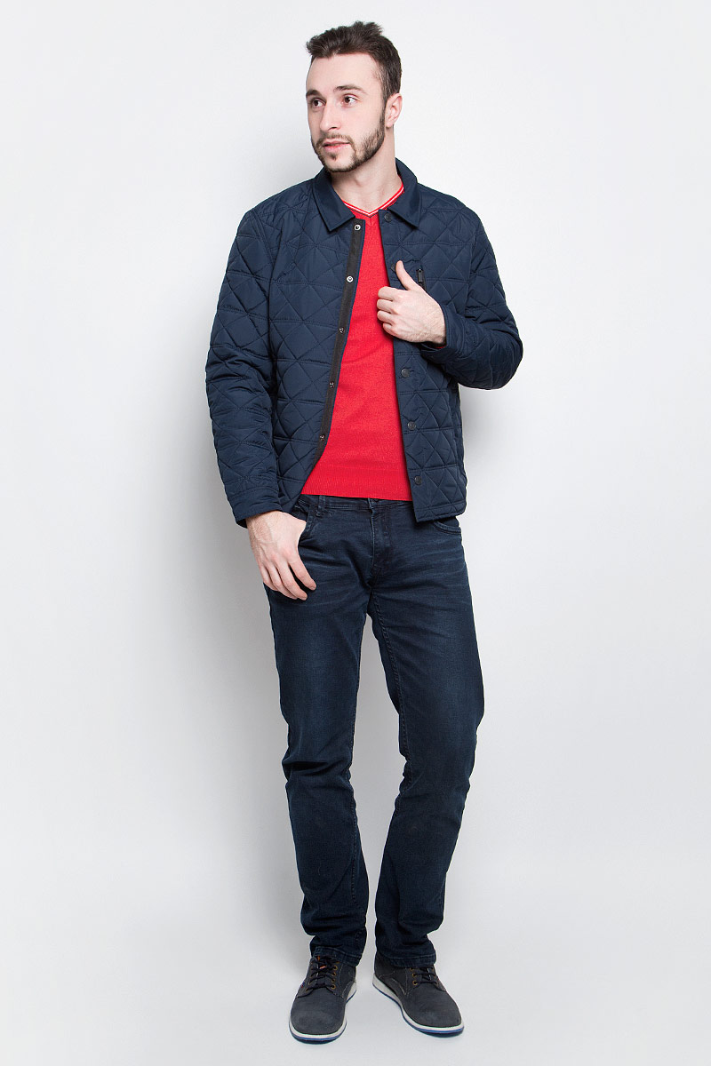 Куртка мужская Baon, цвет: темно-синий. B537022. Размер XXL (54)B537022_Deep Navy Куртка мужская Baon, цвет: темно-синий. B537022. Размер XXL (54)B537022_Deep NavyМужская куртка Baon выполнена из 100% полиэстера. Модель с длинными рукавами и отложным воротником застегивается на шесть металлических кнопок. Спереди куртка дополнена двумя втачными карманами на застежке-молнии и одним прорезным карманом на груди, с внутренней стороны одним накладным карманом на пуговице. На манжетах предусмотрены застежки-кнопки. Один из рукавов оформлен металлическим элементом в виде названия бренда.