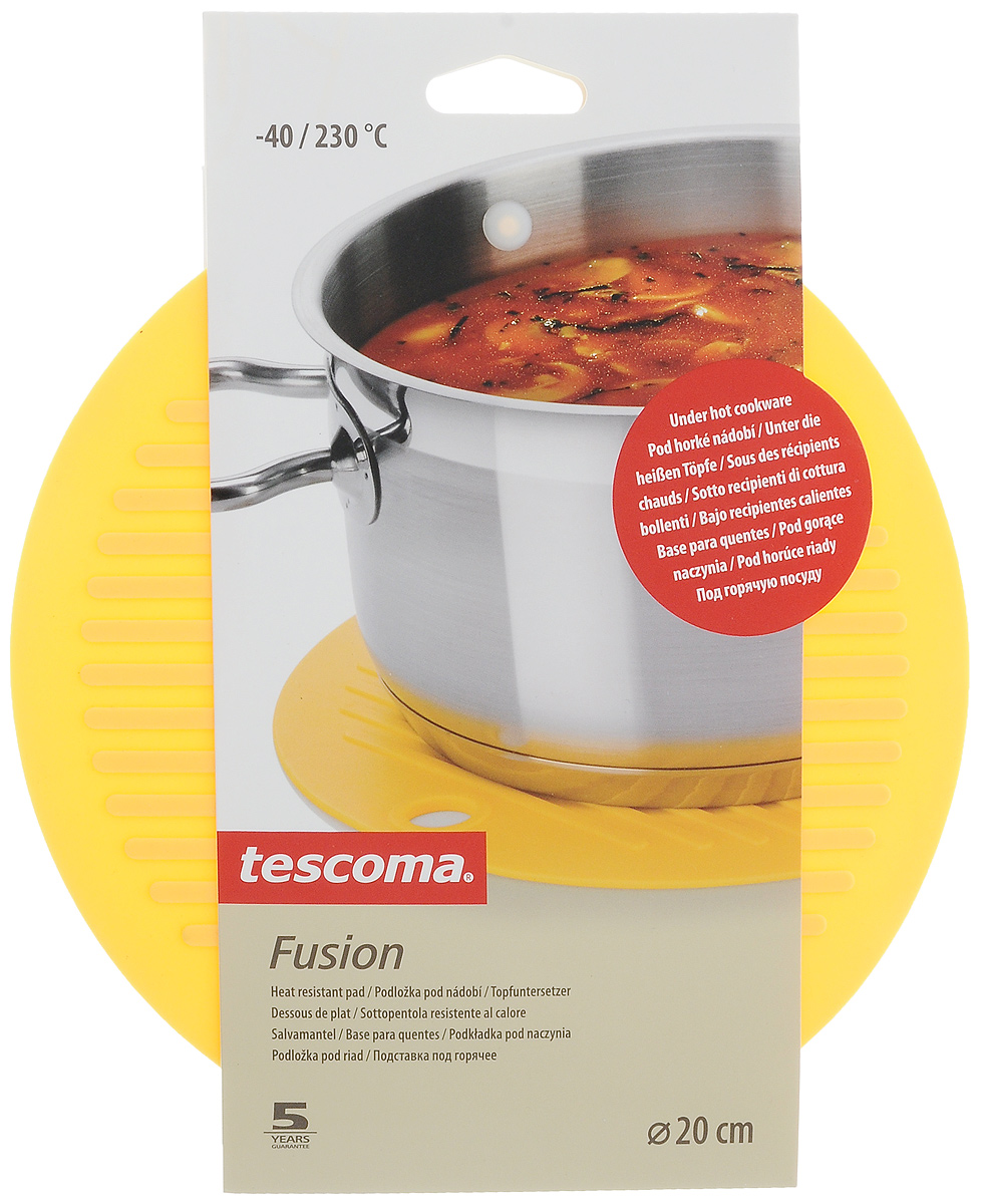 Подставка под горячее Tescoma Fusion, цвет: желтый, диаметр 20 см638480_желтый Подставка под горячее Tescoma Fusion, цвет: желтый, диаметр 20 см638480_желтыйПодставка под горячее Tescoma Fusion изготовлена изпервоклассного жароупорного силикона и оснащенаспециальным отверстием для подвешивания. Материалпозволяет выдерживать высокие температуры и не скользит поповерхности стола.Каждая хозяйка знает, что подставка под горячее - этонезаменимый и очень полезный аксессуар на каждойкухне. Ваш стол будет не только украшен яркой иоригинальной подставкой, но и сбережен от воздействиявысоких температур.Диаметр подставки: 20 см.