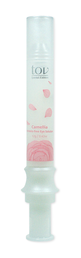 TOV, Средство (крем) от морщин для кожи вокруг глаз, Camellia, 12 г8809230142083 TOV, Средство (крем) от морщин для кожи вокруг глаз, Camellia, 12 г8809230142083В состав всех средств серии Camelia входит экстракт цветов камелии. Он содержит полифенолы и флавоноиды, а также богат витаминами А, Е, С, В. Экстракт цветов камелии является сильным антиоксидантом, замедляет процесс старения клеток и эффективно борется с первыми возрастными изменениями. Кроме того он обладает выраженным увлажняющим и успокаивающим действием. Увлажняющие и питательные компоненты в составе средства предотвращают потерю влаги, предупреждая появление сухости и устраняя мелкие мимические морщинки. Особая формула геля-эластомера с пудрой пористой структуры хорошо заполняет и маскирует морщинки, сохраняя свежесть взгляда на протяжении целого дня.