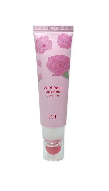 TOV, Бальзам для губ и крем для рук Дикая Роза, Wild Rose, крем для рук, 30 мл + бальзам для губ, 2,5 г8809230142113 TOV, Бальзам для губ и крем для рук Дикая Роза, Wild Rose, крем для рук, 30 мл + бальзам для губ, 2,5 г8809230142113Невероятно удобное в применении средство для губ и рук в одном флаконе! В тубе находится увлажняющий крем для рук, а в миниатюрном колпачке – питательный бальзам для губ. Средство содержит растительные экстракты и делает кожу губ и рук гладкой и увлажненной. Экстракты камелии, гуавы и масло оливы образуют защитную пленку, препятствующую испарению влаги, и надолго сохраняют ваши руки и губы нежными и мягкими. Деликатный аромат цветов розы подарит удовольствие от применения.