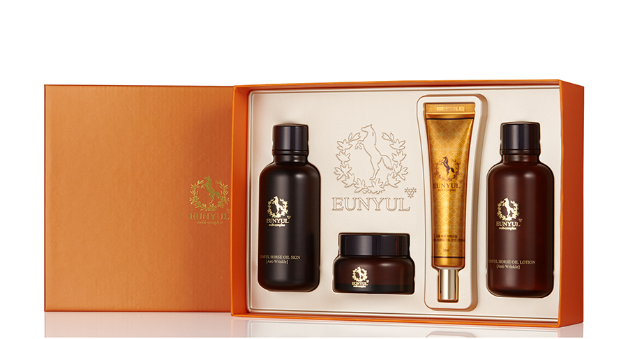 EUNYUL, Набор с лошадиным маслом, Horse Oil (тоник, 125 мл + лосьон, 125 мл + крем, 50 г + крем для кожи вокруг глаз, 40 г)8809435401886 EUNYUL, Набор с лошадиным маслом, Horse Oil (тоник, 125 мл + лосьон, 125 мл + крем, 50 г + крем для кожи вокруг глаз, 40 г)8809435401886Тоник смягчает и увлажняет кожу лица. Экстракты розы, зеленого чая и портулака огородного обладают антиоксидантным эффектом.