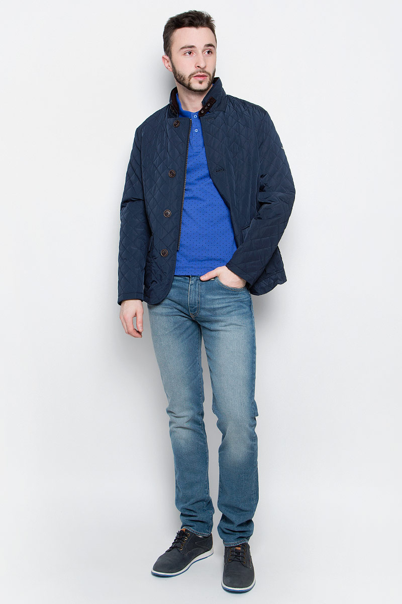 Куртка мужская Baon, цвет: темно-синий. B537023. Размер XL (52)B537023_Deep Navy Куртка мужская Baon, цвет: темно-синий. B537023. Размер XL (52)B537023_Deep NavyУдобная мужская куртка Baon выполнена из качественного водоотталкивающего и ветрозащитного материала, который защитит вас от дождя и ветра. Подкладка и утеплитель изготовлены из полиэстера. Модель с воротником-стойка и длинными рукавами застегивается на застежку-молнию с внешней защитной планкой на пуговицах. Воротник дополнительно застегивается на хлястик с пряжкой. Спереди куртка оформлена двумя накладными карманами с клапанами на кнопках, а внутренняя сторона имеет два втачных кармана на пуговицах. Изделие украшено стеганным узором и по спинке оформлено шлицей на кнопке.