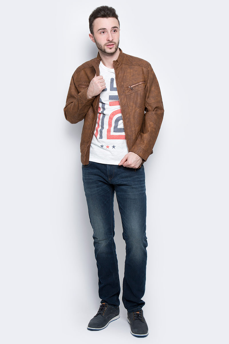 Куртка мужская Tom Tailor, цвет: коричневый. 3722214.00.10_8543. Размер L (50)3722214.00.10_8543 Куртка мужская Tom Tailor, цвет: коричневый. 3722214.00.10_8543. Размер L (50)3722214.00.10_8543Мужская куртка Tom Tailor выполнена из вискозы с покрытием из полиуретана. Подкладка на спине и груди изготовлена из полиэстера с добавлением хлопка, в рукавах - гладкий полиэстер. Модель с длинными рукавами и воротником-стойкой застегивается на застежку-молнию. Спереди расположены два прорезных кармана на молнии и два прорезных кармана на кнопке. Также имеется внутренний накладной карман на кнопке.