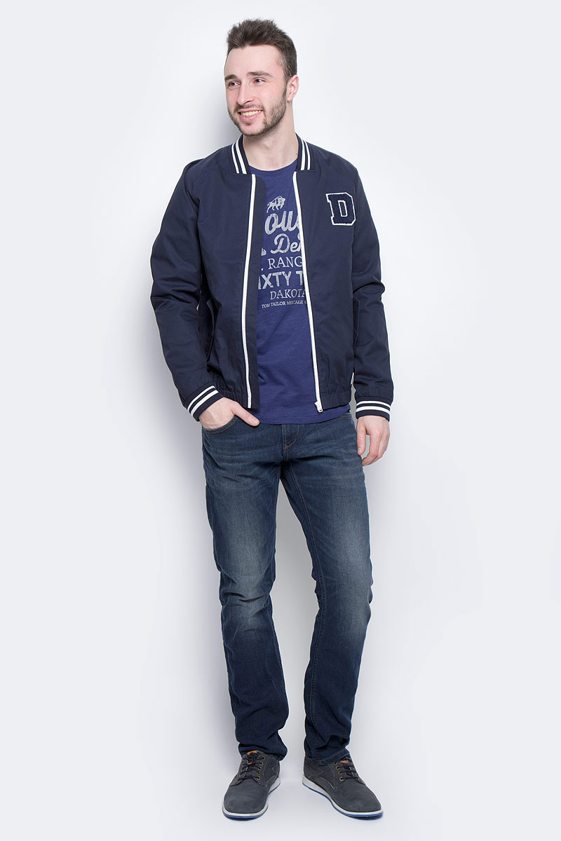 Куртка мужская Tom Tailor Denim, цвет: темно-синий. 3533233.00.12_6576. Размер S (46)3533233.00.12_6576 Куртка мужская Tom Tailor Denim, цвет: темно-синий. 3533233.00.12_6576. Размер S (46)3533233.00.12_6576Стильная мужская куртка-бомбер Tom Tailor Denim выполнена из 100% хлопка. Подкладка изготовлена из гладкого полиэстера. Модель с длинными рукавами реглан и V-образным вырезом горловины застегивается на застежку-молнию. Спереди расположены два прорезных кармана с клапанами на пуговице, внутри - прорезной карман на кнопке. Манжеты рукавов, горловина и низ куртки снабжены эластичными резинками. Модель дополнена нашивкой в виде буквы D.