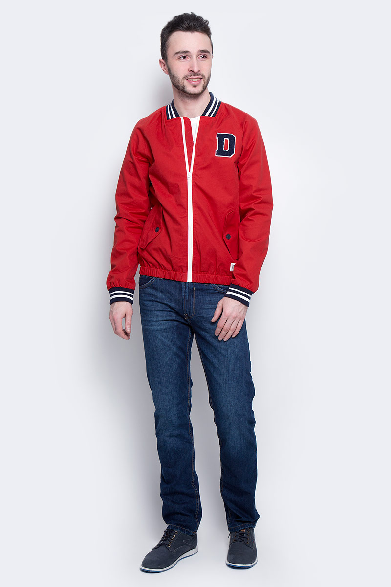 Куртка мужская Tom Tailor Denim, цвет: красный. 3533233.00.12_4491. Размер XL (52)3533233.00.12_4491 Куртка мужская Tom Tailor Denim, цвет: красный. 3533233.00.12_4491. Размер XL (52)3533233.00.12_4491Стильная мужская куртка-бомбер Tom Tailor Denim выполнена из 100% хлопка. Подкладка изготовлена из гладкого полиэстера. Модель с длинными рукавами реглан и V-образным вырезом горловины застегивается на застежку-молнию. Спереди расположены два прорезных кармана с клапанами на пуговице, внутри - прорезной карман на кнопке. Манжеты рукавов, горловина и низ куртки снабжены эластичными резинками. Модель дополнена нашивкой в виде буквы D.