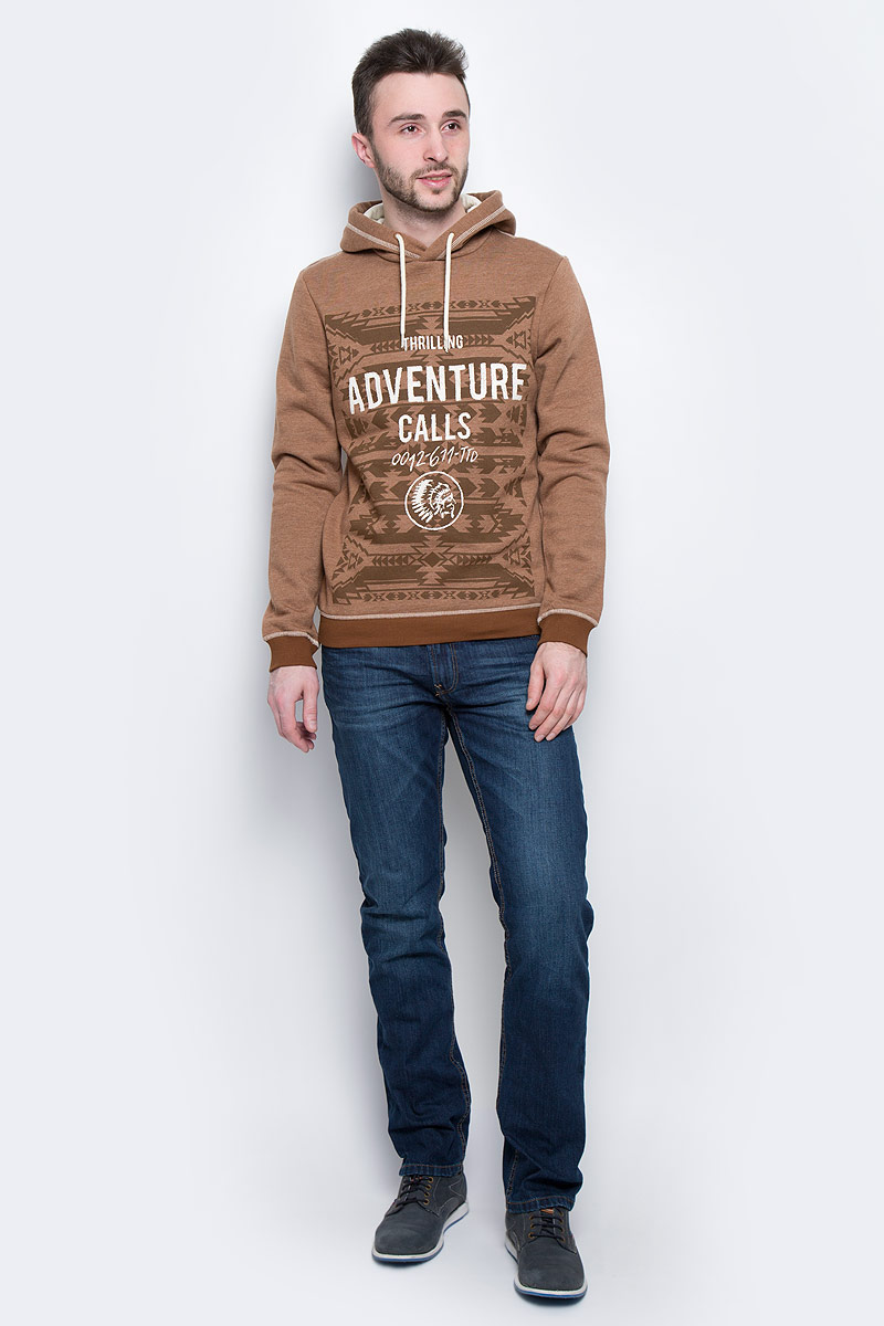 Толстовка мужская Tom Tailor Denim, цвет: коричневый. 2530760.00.12_8607. Размер XL (52)2530760.00.12_8607 Толстовка мужская Tom Tailor Denim, цвет: коричневый. 2530760.00.12_8607. Размер XL (52)2530760.00.12_8607Стильная мужская толстовка Tom Tailor Denim выполнена из хлопка с добавлением полиэстера. Модель с длинными стандартными рукавами и капюшоном со шнурками для регулировки объема отлично подойдет для создания образа в стиле casual. Манжеты рукавов и низ толстовки дополнены эластичными резинками. Перед толстовки украшен оригинальным принтом и надписями.