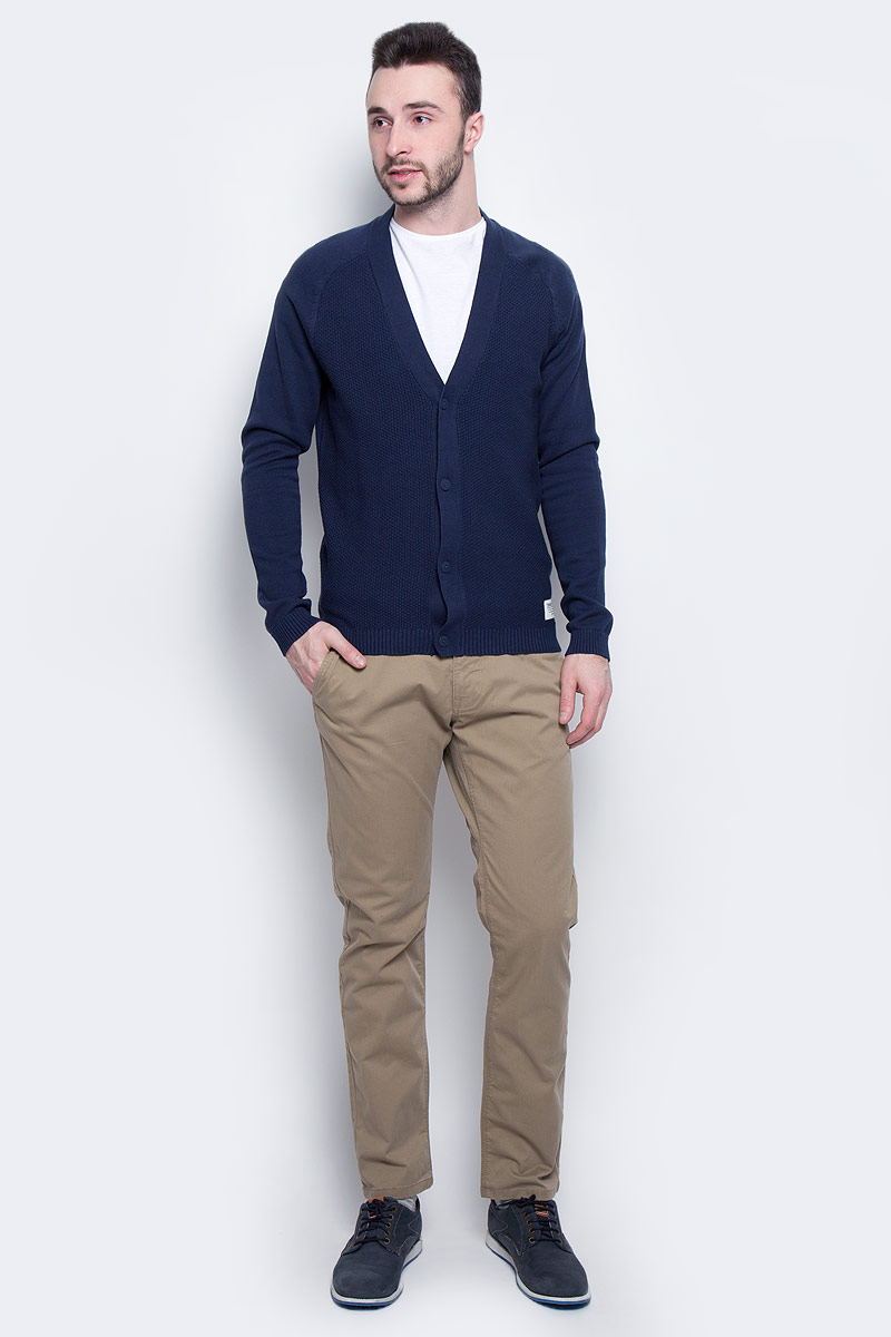 Кардиган мужской Tom Tailor Denim, цвет: синий. 3022491.00.12_6740. Размер M (48)3022491.00.12_6740 Кардиган мужской Tom Tailor Denim, цвет: синий. 3022491.00.12_6740. Размер M (48)3022491.00.12_6740Модный мужской кардиган Tom Tailor Denim изготовлен из 100% хлопка. Кардиган мягкий и приятный на ощупь, не сковывает движения и обеспечивает комфорт. Модель имеет V-образный вырез горловины и длинные рукава реглан. Горловина, манжеты рукавов и низ кардигана связаны резинкой. Модель застегивается на пуговицы.