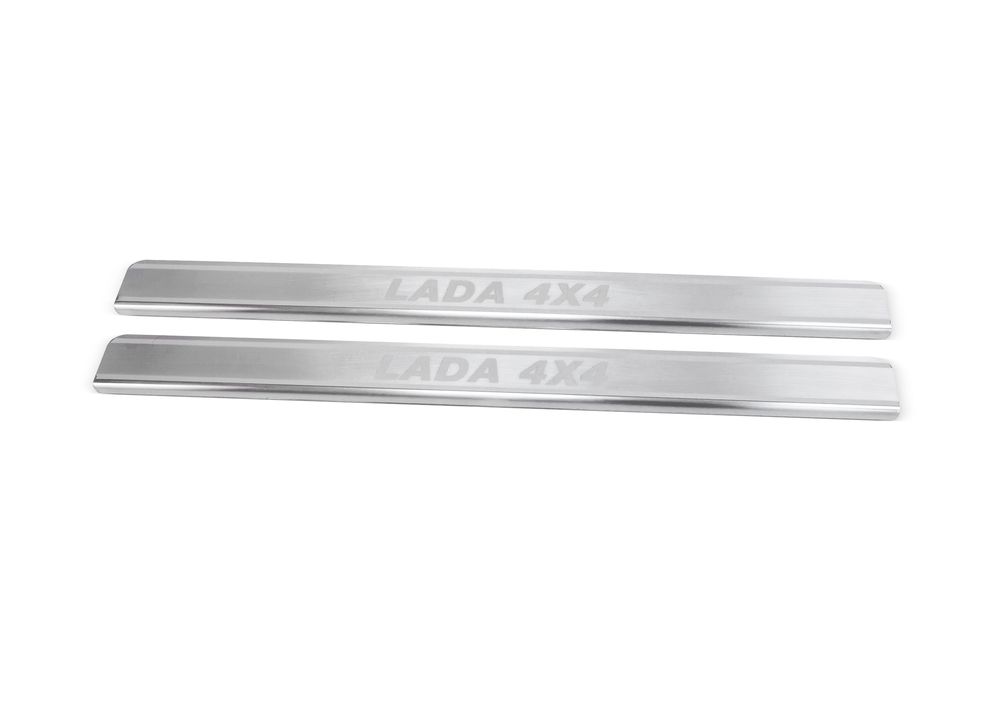 Накладки на пороги Rival, для Lada 4х4 3-х дверной 1995-, 2 штNP.6004.3 Накладки на пороги Rival, для Lada 4х4 3-х дверной 1995-, 2 штNP.6004.3Накладка на пороги Rival защищают лакокрасочное покрытие от механических повреждений и создают индивидуальный внешний вид автомобиля.- Накладки изготовлены из высококачественной итальянской нержавеющей стали AISI 304.- Надежная фиксация на автомобиле с помощью фирменного скотча 3М.- Устойчивое к истиранию изображение на накладках нанесено методом абразивной полировки- Идеально повторяют геометрию порогов автомобиля.Уважаемые клиенты!Обращаем ваше внимание, что накладка имеет форму и комплектацию, соответствующую модели данного автомобиля. Фото служит для визуального восприятия товара.