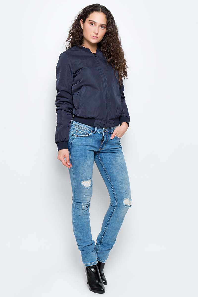 Куртка женская Tom Tailor Contemporary, цвет: синий. 3533299.00.75_6968. Размер 36 (42)3533299.00.75_6968 Куртка женская Tom Tailor Contemporary, цвет: синий. 3533299.00.75_6968. Размер 36 (42)3533299.00.75_6968Женская куртка Tom Tailor Contemporary изготовлена из полиэстера. Модель с длинными рукавами застегивается спереди на молнию. Куртка с тонкой подкладкой дополнена двумя врезными карманами. Манжеты рукавов, низ куртки и воротник дополнены широкими эластичными резинками.
