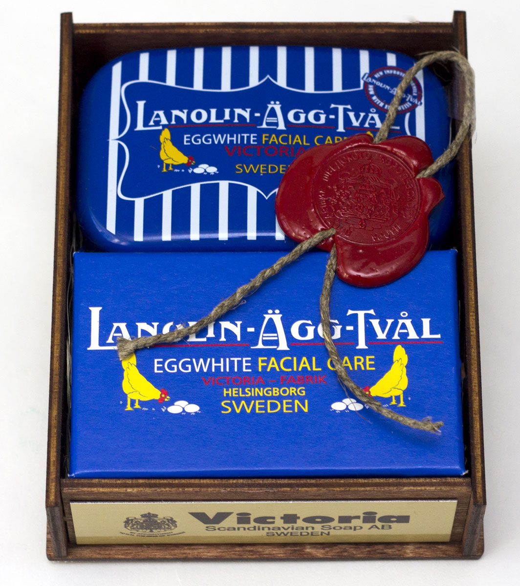 Victoria Soap Lanolin-Agg-Tval Набор Яичное мыло-маска, для всех типов кожи: мыло, 50 гр, мыльница241038 Victoria Soap Lanolin-Agg-Tval Набор Яичное мыло-маска, для всех типов кожи: мыло, 50 гр, мыльница2410381. Мыло-маска Lanolin-Agg-Tval из яичного белка, созданное по старинному шведскому рецепту, передающееся из поколения в поколение. Уникальное средство превосходно очищает поры от загрязнений, сохраняя ее естественную увлажненность, за счет высокого содержания в нем компонентов натурального происхождения, таких как: ланолин, растительных масел Оливы и масло Ши. А входящий в состав мыло-маски Lanolin-Agg-Tval яичный белок и розовая вода ухаживают за вашей кожей, делая цвет лица более ровным и красивым. Подходит для ежедневного использования, а также в качестве маски для более глубокого очищения 1-2 раза в неделю для всех типов кожи. 2. Мыльница LANOLIN-AGG-TVAL Размер: 84х54х31,5 мм 3. Деревянный корф цвета ореха