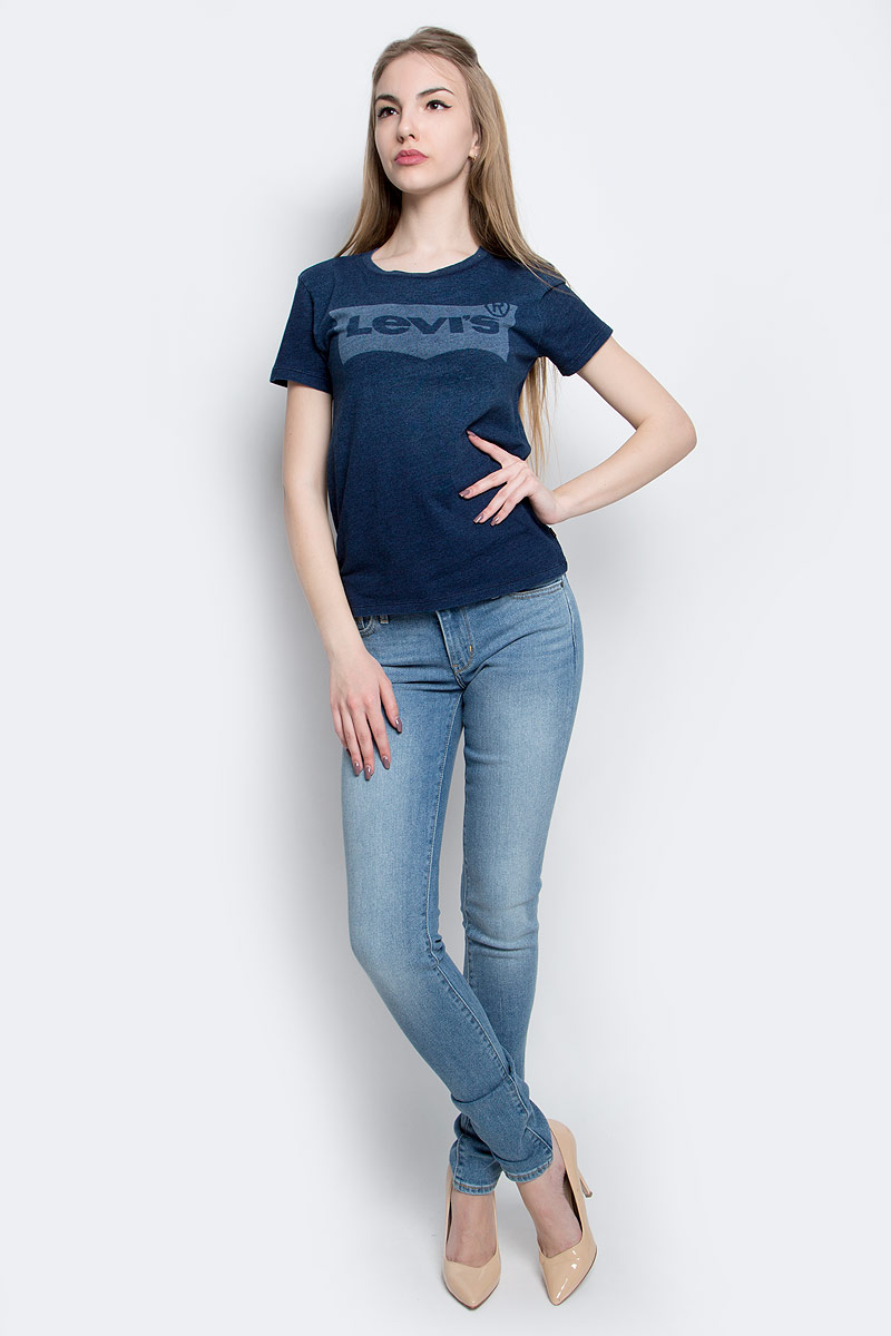 Футболка женская Levis®, цвет: темно-синий. 1736902490. Размер L (46)1736902490 Футболка женская Levis®, цвет: темно-синий. 1736902490. Размер L (46)1736902490Футболка Levis выполнена из хлопка, стилизованного под джинсу. Модель с круглым вырезом горловины и коротким рукавом оформлена принтом с изображением логотипа бренда.