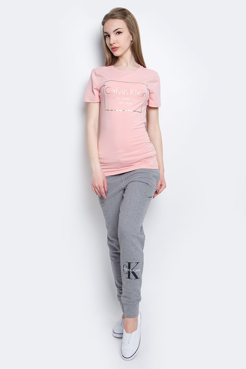 Футболка женская Calvin Klein Jeans, цвет: розовый. J20J205315_6900. Размер S (42/44)J20J205315_6900 Футболка женская Calvin Klein Jeans, цвет: розовый. J20J205315_6900. Размер S (42/44)J20J205315_6900Женская футболка Calvin Klein Jeans изготовлена из высококачественного эластичного хлопка. Модель с короткими рукавами и круглым вырезом горловины украшена блестящим принтом с логотипом бренда.