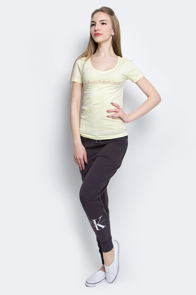 Футболка женская Calvin Klein Jeans, цвет: светло-желтый. J20J204820_7940. Размер S (42/44)J20J204820_7940 Футболка женская Calvin Klein Jeans, цвет: светло-желтый. J20J204820_7940. Размер S (42/44)J20J204820_7940Женская футболка Calvin Klein Jeans изготовлена из высококачественного натурального хлопка. Модель с короткими рукавами и V-образным вырезом горловины украшена блестящим принтом с логотипом бренда.