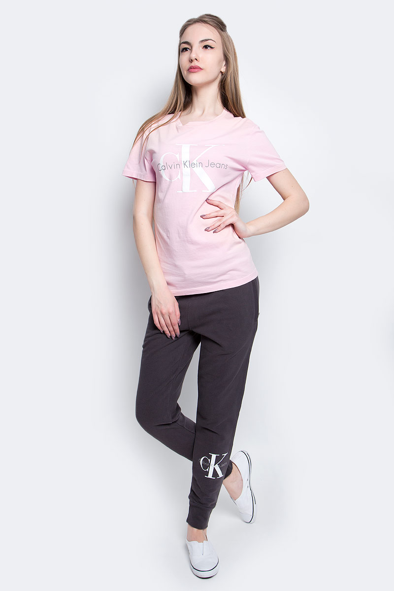 Футболка женская Calvin Klein Jeans, цвет: светло-розовый. J20J204696_6900. Размер S (42/44)J20J204696_6900 Футболка женская Calvin Klein Jeans, цвет: светло-розовый. J20J204696_6900. Размер S (42/44)J20J204696_6900Футболка Calvin Klein Jeans выполнена из натурального хлопка и оформлена принтом с изображением логотипа бренда. Модель с круглым вырезом горловины и коротким рукавом выполнена в свободном покрое.